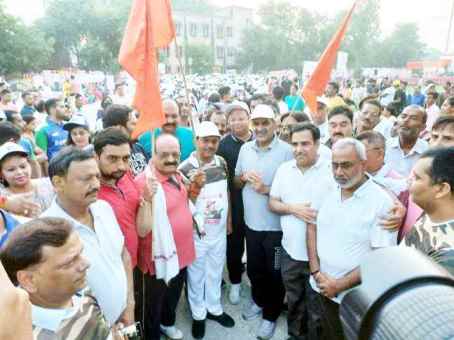 Muzaffarnagar News: जज्बा-८ का आयोजन, डा. बालियान और कपिल देव ने लगाई दौड