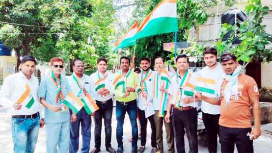 Muzaffarnagar News: लक्ष्य सामाजिक संस्था ने बांटा कचहरी में तिरंगा- वकीलों के सर चढ़कर बोला देशभक्ति का जुनून