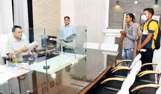 Muzaffarnagar News: जनता दरबार आयोजित, जिलाधिकारी चन्द्रभूषण सिंह ने सुनी समस्याएं