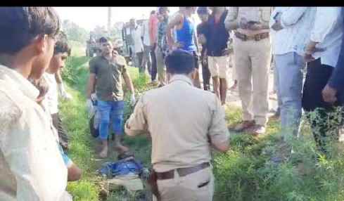 Muzaffarnagar News: खेत की डोल पर मिला युवक का शव, मचा हडकम्प
