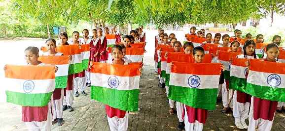 Muzaffarnagar News: शाहपुर कन्या इंटर कॉलेज में छात्राओं को किये झंडे वितरित Muzaffarnagar News: शाहपुर कन्या इंटर कॉलेज में छात्राओं को किये झंडे वितरित