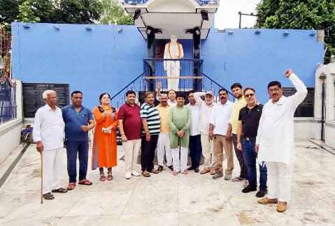 Muzaffarnagar News: महापुरूषों की मूर्ति पर माल्यार्पण कर किया नमन