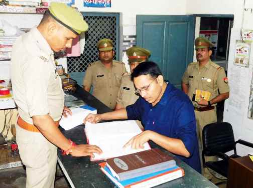 Muzaffarnagar News: खतौली व मंसूरपुर थाने का वरिष्ठ पुलिस अधीक्षक ने किया निरीक्षण