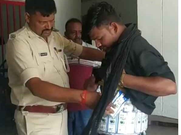 Bihar: सेलो टेप से शराब को चिपकाकर रखा था पूरे शरीर में, शराब तस्कर गिरफ्तार