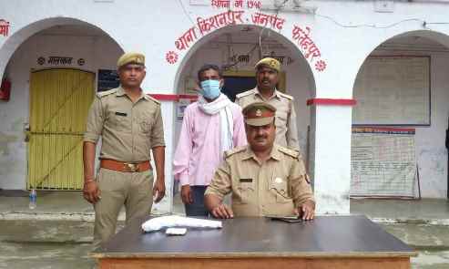 Fatehpur News: आंख में मिर्च पाउडर डालकर लाखों रुपये की लूट करने वाला थाना का टॉप टेन अपराधी गिरफ्तार