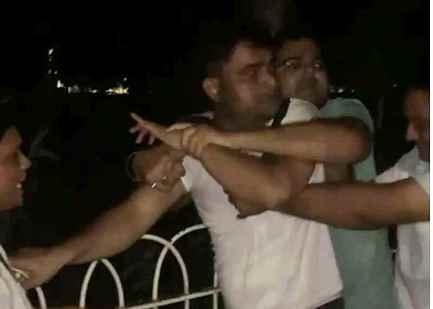 Bjp कानपुर-बुंदेलखंड के क्षेत्रीय मंत्री को जमकर पीटा पत्नी और परिजनों ने, अवैध संबंध की शिकायत Bjp कानपुर-बुंदेलखंड के क्षेत्रीय मंत्री को जमकर पीटा पत्नी और परिजनों ने, अवैध संबंध की शिकायत