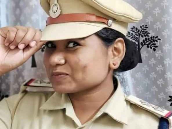 Mandsaur: सब इंस्पेक्टर इंदु इवने ने सरकारी नौकरी दिलाने के नाम पर ठग डाले 20 लाख रुपये, धोखाधड़ी का मामला दर्ज Mandsaur: सब इंस्पेक्टर इंदु इवने ने सरकारी नौकरी दिलाने के नाम पर ठग डाले 20 लाख रुपये, धोखाधड़ी का मामला दर्ज