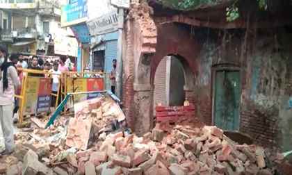 Muzaffarnagar: बारिश के चलते  चुंगी नंबर दो में नगरपालिका का जर्जर भवन गिरा, चार लोग घायल