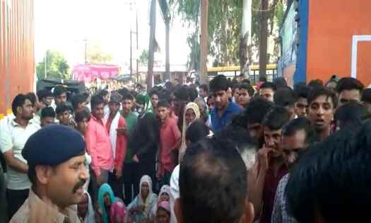 Muzaffarnagar: बाइक सवार तीन लोगों को ट्रक ने टक्कर मारी