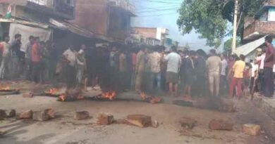 Sonbhadra: हाई वोल्टेज करंट की चपेट में आकर युवा व्यवसायी की मौत, बिजली विभाग के अधिकारियों  का पुतला फूंका