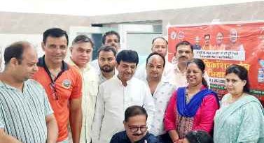 Muzaffarnagar News: आजादी के 75 वर्ष पूरा होने पर कोरोना बूस्टर कैंप लगाकर हर्ष उल्लास से मनाया अमृत महोत्सव