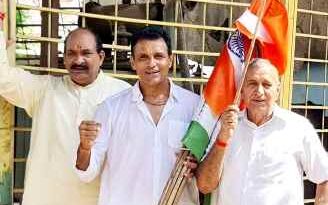 Muzaffarnagar: भारत तिब्बत सहयोग मंच-विजय वर्मा ने घर घर जाकर झंडे लगाए