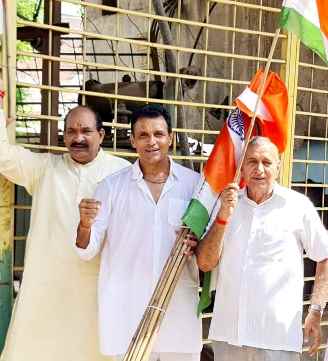 Muzaffarnagar: भारत तिब्बत सहयोग मंच-विजय वर्मा ने घर घर जाकर झंडे लगाए Muzaffarnagar: भारत तिब्बत सहयोग मंच-विजय वर्मा ने घर घर जाकर झंडे लगाए