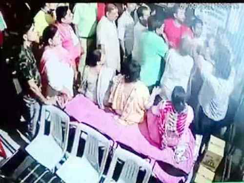 Muzaffarnagar News: लापरवाही का आरोप लगा किया हंगामा,नवजात की मौत का है मामला Muzaffarnagar News: लापरवाही का आरोप लगा किया हंगामा,नवजात की मौत का है मामला