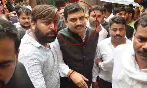 Varanasi एमपी-एमएलए कोर्ट के बाहर घोसी सांसद अतुल राय अचानक हुए बेहोश