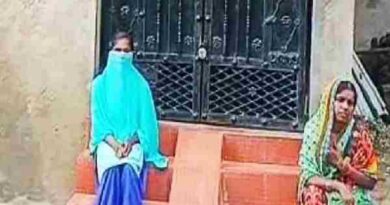 Kushinagar News: युवक पर शादी का झांसा देकर शारीरिक संबंध का लगाया आरोप, प्रेमी के घर दे रही धरना