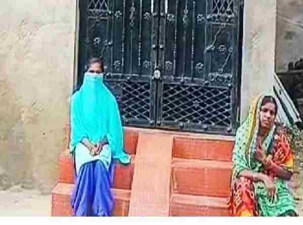 Kushinagar News: युवक पर शादी का झांसा देकर शारीरिक संबंध का लगाया आरोप, प्रेमी के घर दे रही धरना Kushinagar News: युवक पर शादी का झांसा देकर शारीरिक संबंध का लगाया आरोप, प्रेमी के घर दे रही धरना