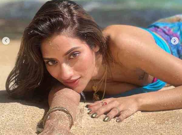 बिकिनी पहने रेत पर लेटकर कैमरे को दिलकश अंदाज में पोज दे रही Nusrat Jahan