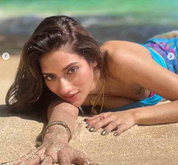 बिकिनी पहने रेत पर लेटकर कैमरे को दिलकश अंदाज में पोज दे रही Nusrat Jahan बिकिनी पहने रेत पर लेटकर कैमरे को दिलकश अंदाज में पोज दे रही Nusrat Jahan