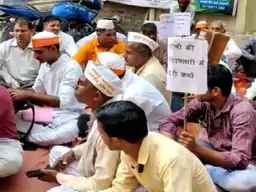 Muzaffarnagar News:    मंत्री कपिलदेव के आवास पर प्रजापित समाज का धरना