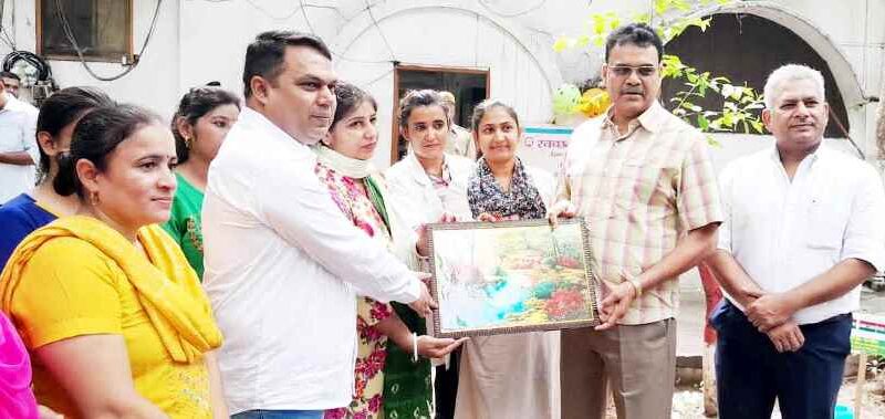 Muzaffarnagar News-डीएम ने पौधारोपण कर दिया संदेश, जनपद स्तरीय कार्यालय वृक्षारोपण कार्यक्रम का आयोजन