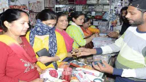 Muzaffarnagar: करवाचौथ की पूर्व संध्या पर जमकर की महिलाओं ने खरीदारी