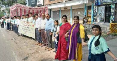 Muzaffarnagar News:मानसिक स्वास्थ्य जागरूकता सप्ताह के अंतर्गत मानव श्रृंखला बनाई गई