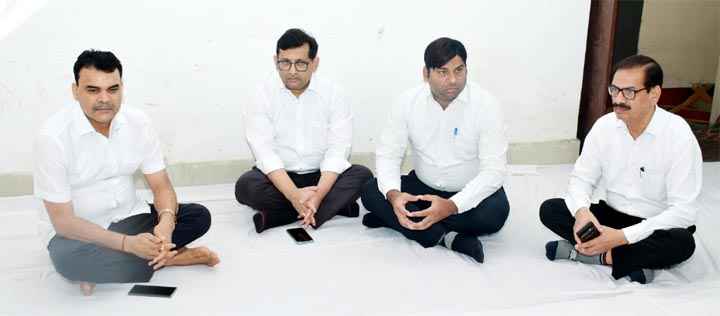 Muzaffarnagar News- डीएम ने राष्ट्रपिता व पूर्व पीएम को दी श्रद्धाजंलि