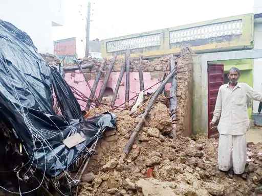 Muzaffarnagar News- मीरापुर क्षेत्र के गांव सिकंदरपुर में बारिश में गिरी छत, जान बची