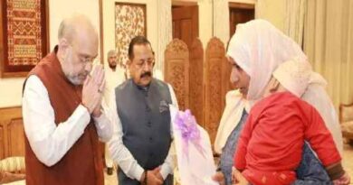 Jammu And Kashmir: आतंकवादी हमलों में शहीद हुए चार पुलिसकर्मियों के परिजनों को नियुक्ति पत्र सौंपा अमित शाह ने