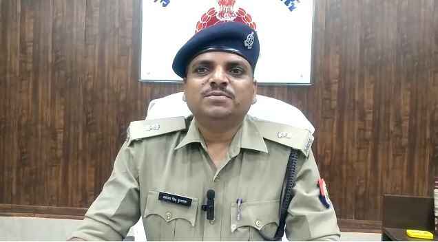 Etah News: Sho ने पत्नी एकता श्रीवास्तव को लोहे के पाइप से सरकारी आवास में पीटा, अवैध सम्बन्धों का किया था विरोध Etah News: Sho ने पत्नी एकता श्रीवास्तव को लोहे के पाइप से सरकारी आवास में पीटा, अवैध सम्बन्धों का किया था विरोध