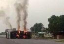 Fatehpur News: ट्रक का स्टेरिंग फेल हो जाने से हाइवे पर पलट गया ट्रक, लाखों का सामान जलकर राख