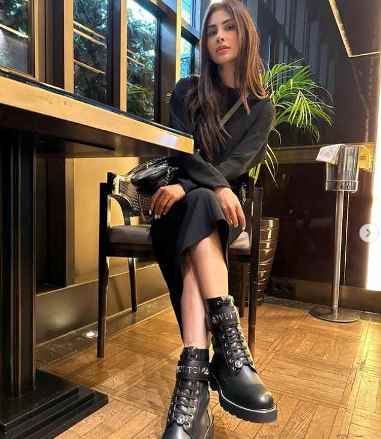 Mouni Roy ने ब्लैक कलर का आउटफिट पहना,दिल हार बैठे Fans