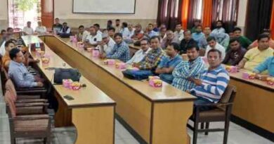 Muzaffarnagar:  जिलाधिकारी चन्द्र भूषण सिह ने पत्रकारो को दीवाली के उपलक्ष्य में दिये उपहार