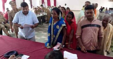 Sonbhadra News: फर्जी हस्ताक्षर बना समूह के खाते से धनराशि निकालने का आरोप,दुद्धी पहुंचे डीएम से  शिकायत