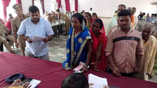 Sonbhadra News: फर्जी हस्ताक्षर बना समूह के खाते से धनराशि निकालने का आरोप,दुद्धी पहुंचे डीएम से  शिकायत