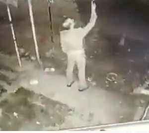 Prayagraj: Bulb चोरी मामला-एसएसपी ने दरोगा को किया सस्पेंड, शुरू हुई जांच Prayagraj: Bulb चोरी मामला-एसएसपी ने दरोगा को किया सस्पेंड, शुरू हुई जांच