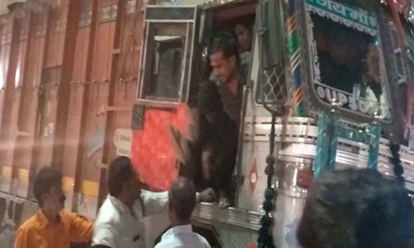 Etah News: ट्रक चालक और परिचालक ने ट्रैफिक पुलिस सिपाही को मारी लात,सरेआम मारपीट का वीडियो वायरल Etah News: ट्रक चालक और परिचालक ने ट्रैफिक पुलिस सिपाही को मारी लात,सरेआम मारपीट का वीडियो वायरल