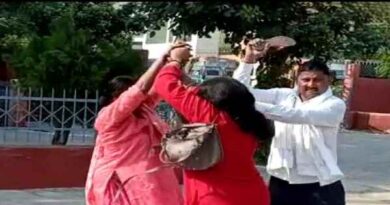 Farrukhabad: सौतनों के बीच हुई जमकर मारपीट,साथ में आये व्यक्ति ने महिलाओं पर कर दी चपल्लों की बरसात