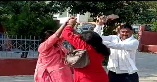 Farrukhabad: सौतनों के बीच हुई जमकर मारपीट,साथ में आये व्यक्ति ने महिलाओं पर कर दी चपल्लों की बरसात