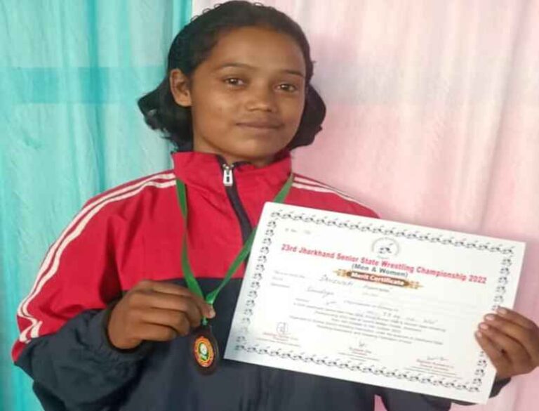 Jharkhand:गौरवान्वित महसूस कर रहे हैं जिले के लोग, सिमडेगा की बेटी सरस्वती कुमारी ने सीनियर कुश्ती में जीता कांस्य पदक