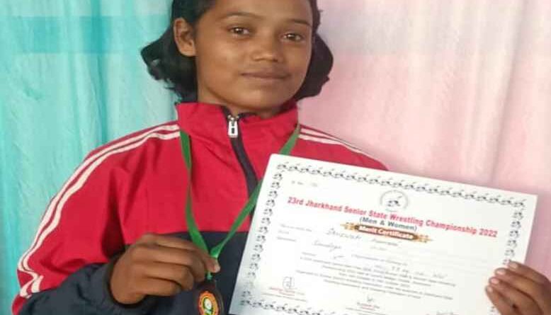 Jharkhand:गौरवान्वित महसूस कर रहे हैं जिले के लोग, सिमडेगा की बेटी सरस्वती कुमारी ने सीनियर कुश्ती में जीता कांस्य पदक Jharkhand:गौरवान्वित महसूस कर रहे हैं जिले के लोग, सिमडेगा की बेटी सरस्वती कुमारी ने सीनियर कुश्ती में जीता कांस्य पदक