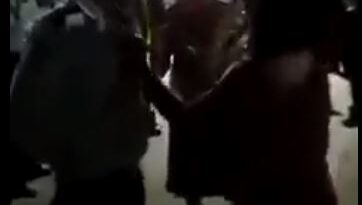 Noida News: नशे में धुत्त एक लड़की का गार्ड के साथ बदसलूकी करने का वीडियो सामने आया