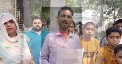 Muzaffarnagar News- पड़ौसी के आतंक से परेशान पीड़ित परिजनों ने डीएम से लगाई गुहार, पुलिस पर कार्रवाई ना करने का आरोप