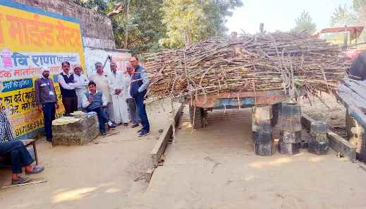 Muzaffarnagar News- सचिव गन्ना समिति खतौली द्वारा गन्ना क्रय केंद्र का किया निरीक्षण