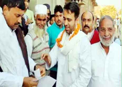 Khatauli News-रालोद अध्यक्ष जयंत सिंह ने बांटी मतदाता पर्ची, लिया बुजुर्गों का आशीर्वाद