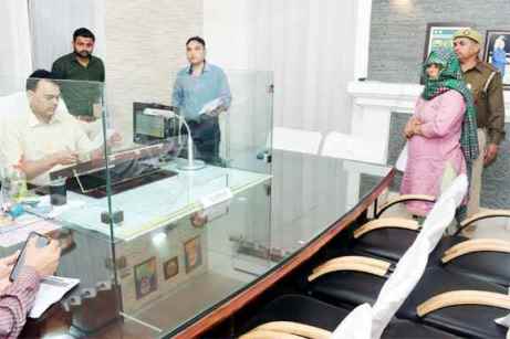 Muzaffarnagar News: डीएम चन्द्रभूषण सिंह ने समस्याओं को सुन किया निस्तारण Muzaffarnagar News: डीएम चन्द्रभूषण सिंह ने समस्याओं को सुन किया निस्तारण