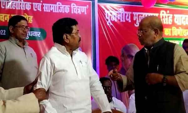 Ballia News: मुलायम पर गाए गीत के विमोचन में भिड़े पूर्व मंत्री व्यास जी गोंड और काशी नाथ यादव,हेमंत सोरेन को दिए नोटिस पर राजीव राय से किया सवाल Ballia News: मुलायम पर गाए गीत के विमोचन में भिड़े पूर्व मंत्री व्यास जी गोंड और काशी नाथ यादव,हेमंत सोरेन को दिए नोटिस पर राजीव राय से किया सवाल