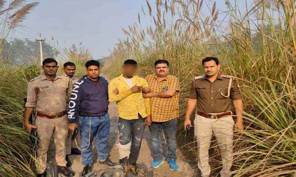 Hapur News: मुठभेड़ के बाद पुलिस ने बदमाश जाकिर को गिरफ्तार किया