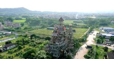 ताश के पत्तों से पूर्वी China के शेडोंग प्रांस के शख्स ने बना डाला 50 मंजिला मकान